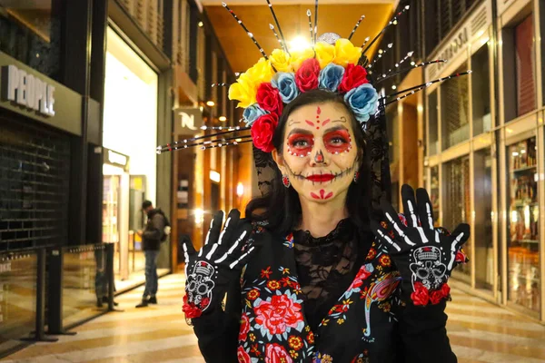 Milan (İtalya), 02 / 11 / 2025 - Ölüler Günü: Yaşamı kutlamak ve ölüleri hatırlamak için geleneksel Meksika geçidi bu gece, 2 Kasım 2025.