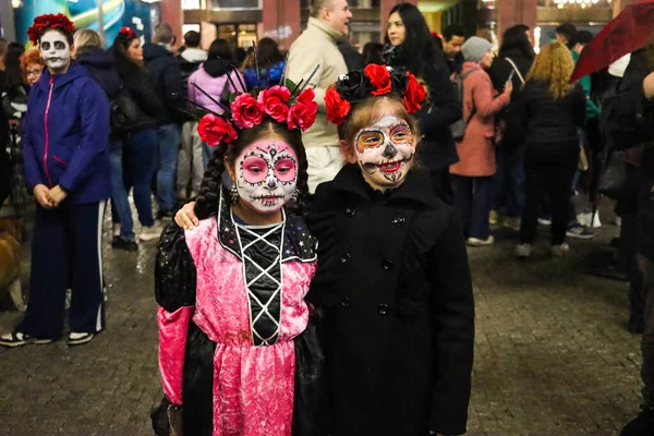Milan (İtalya), 02 / 11 / 2025 - Ölüler Günü: Yaşamı kutlamak ve ölüleri hatırlamak için geleneksel Meksika geçidi bu gece, 2 Kasım 2025.