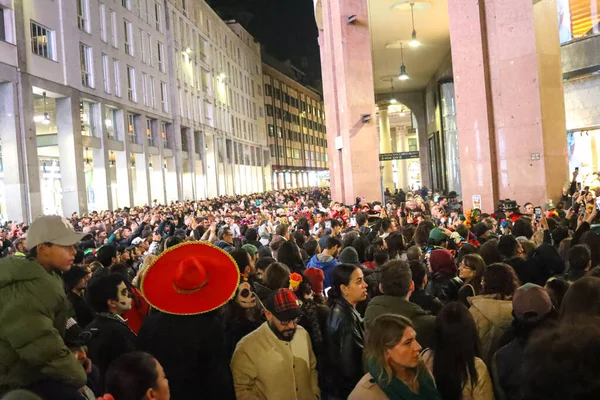 Milan (İtalya), 02 / 11 / 2025 - Ölüler Günü: Yaşamı kutlamak ve ölüleri hatırlamak için geleneksel Meksika geçidi bu gece, 2 Kasım 2025.