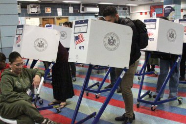 4 Kasım 2025, New York, ABD: New Yorklular, Washington 'daki 153 no' lu İlköğretim Okulu 'nun yeni belediye başkanını seçmek için son teslim tarihine birkaç saat kala oy kullanırken görülüyor. (niyi fote\ theenews2)     
