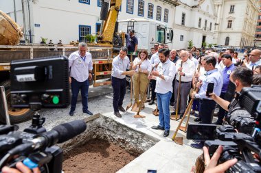 Sao Paulo (SP), Brezilya 05 / 11 / 2025, Belediye Başkanı Ricardo Nunes, Brezilya 'nın başkenti Sao Paulo' nun orta ve tarihi bölgesinin avlusuna bu Çarşamba (5), Brezilya ahşap türünün 120.000 'inci ağacını dikti. (Marcelo Estevao / Newws2)
