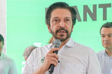 Sao Paulo (SP), 05 / 11 / 2025, Belediye Başkanı Ricardo Nunes, Brezilya 'nın başkenti Sao Paulo' nun okul, merkez ve tarihi bölgesinin avlusuna bu Çarşamba günü Brezilya ahşabı türünün 120.000 'inci ağacını dikti. (Marcelo Estevao / Newws2)