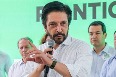 Sao Paulo (SP), 05 / 11 / 2025, Belediye Başkanı Ricardo Nunes, Brezilya 'nın başkenti Sao Paulo' nun okul, merkez ve tarihi bölgesinin avlusuna bu Çarşamba günü Brezilya ahşabı türünün 120.000 'inci ağacını dikti. (Marcelo Estevao / Newws2)