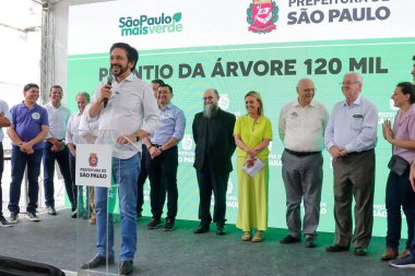 Sao Paulo (SP), 05 / 11 / 2025, Belediye Başkanı Ricardo Nunes, Brezilya 'nın başkenti Sao Paulo' nun okul, merkez ve tarihi bölgesinin avlusuna bu Çarşamba günü Brezilya ahşabı türünün 120.000 'inci ağacını dikti. (Marcelo Estevao / Newws2)