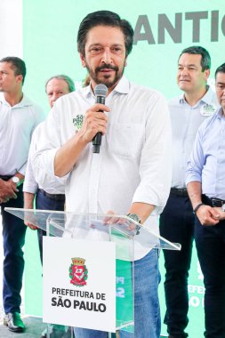 Sao Paulo (SP), 05 / 11 / 2025, Belediye Başkanı Ricardo Nunes, Brezilya 'nın başkenti Sao Paulo' nun okul, merkez ve tarihi bölgesinin avlusuna bu Çarşamba günü Brezilya ahşabı türünün 120.000 'inci ağacını dikti. (Marcelo Estevao / Newws2)