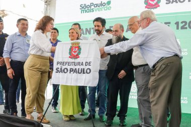 Sao Paulo (SP), 05 / 11 / 2025, Belediye Başkanı Ricardo Nunes, Brezilya 'nın başkenti Sao Paulo' nun okul, merkez ve tarihi bölgesinin avlusuna bu Çarşamba günü Brezilya ahşabı türünün 120.000 'inci ağacını dikti. (Marcelo Estevao / Newws2)
