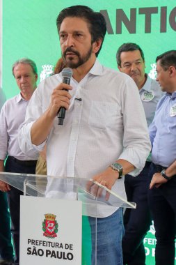 Sao Paulo (SP), 05 / 11 / 2025, Belediye Başkanı Ricardo Nunes, Brezilya 'nın başkenti Sao Paulo' nun okul, merkez ve tarihi bölgesinin avlusuna bu Çarşamba günü Brezilya ahşabı türünün 120.000 'inci ağacını dikti. (Marcelo Estevao / Newws2)