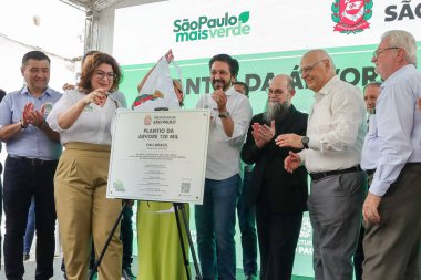 Sao Paulo (SP), 05 / 11 / 2025, Belediye Başkanı Ricardo Nunes, Brezilya 'nın başkenti Sao Paulo' nun okul, merkez ve tarihi bölgesinin avlusuna bu Çarşamba günü Brezilya ahşabı türünün 120.000 'inci ağacını dikti. (Marcelo Estevao / Newws2)