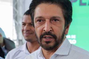 Sao Paulo (SP), 05 / 11 / 2025, Belediye Başkanı Ricardo Nunes, Brezilya 'nın başkenti Sao Paulo' nun okul, merkez ve tarihi bölgesinin avlusuna bu Çarşamba günü Brezilya ahşabı türünün 120.000 'inci ağacını dikti. (Marcelo Estevao / Newws2)