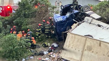 Sao Paulo (SP), Brezilya - 5 Ekim Çarşamba günü, Sao Paulo 'nun kuzey bölgesinde Tiete Marjinal' de, Atilio Fontana köprüsünden bir kamyon düştü. (oslaim brito / the newws2)