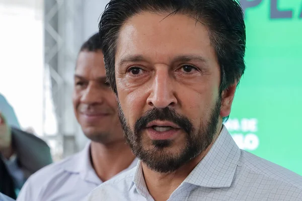 Sao Paulo (SP), 05 / 11 / 2025, Belediye Başkanı Ricardo Nunes, Brezilya 'nın başkenti Sao Paulo' nun okul, merkez ve tarihi bölgesinin avlusuna bu Çarşamba günü Brezilya ahşabı türünün 120.000 'inci ağacını dikti. (Marcelo Estevao / Newws2)