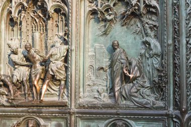 Milan (İtalya), 08 / 11 / 2025 - Milan Katedral Kapısı Sırları. Milan Katedrali 'nin her biri farklı özelliklere sahip ve mimari ihtişam gösteren çeşitli girişleri vardır. (Edson de souza / the newws2)