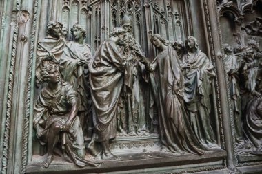 Milan (İtalya), 08 / 11 / 2025 - Milan Katedral Kapısı Sırları. Milan Katedrali 'nin her biri farklı özelliklere sahip ve mimari ihtişam gösteren çeşitli girişleri vardır. (Edson de souza / the newws2)