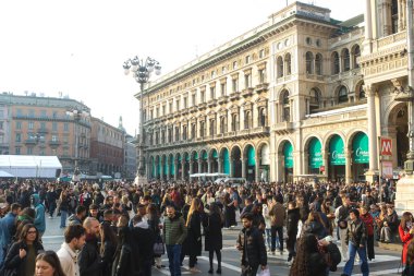 Milan (İtalya), 08 / 11 / 2025 - 8 Kasım 2025 günü öğleden sonra Milano şehir merkezinde büyük bir insan hareketi vardı. (Edson De Souza / Yeniler 2) 