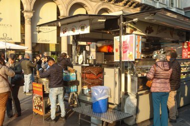 Milan (İtalya), 08 / 11 / 2025 - 8 Kasım 2025 günü öğleden sonra Milano şehir merkezinde büyük bir insan hareketi vardı. (Edson De Souza / Yeniler 2) 