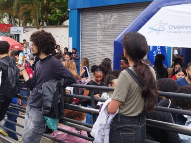 Sao Paulo (SP), 09 / 11 / 2025 - Eğitim / Üniversite Giriş Sınavı / ENEM / SP - Öğrenciler Ulusal Lise Sınavının ilk gününü almak için Sao Paulo 'nun güney bölgesindeki bir üniversiteye geliyorlar. (Leandro Chemalle / Yeniler 2)     