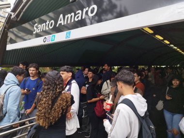 Sao Paulo (SP), 09 / 11 / 2025 - Eğitim / Üniversite Giriş Sınavı / ENEM / SP - Öğrenciler, Sao Paulo 'nun güney bölgesindeki bir üniversitede ENEM sınavı için açılan kapılardan dakikalar önce kendilerini yağmurdan koruyorlar. (Leandro Chemalle / Yeniler 2) 