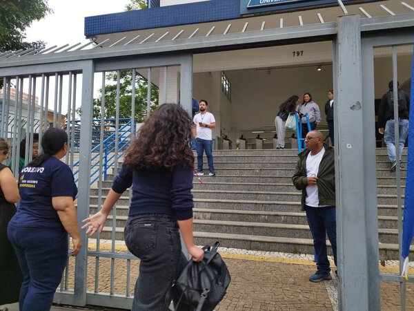 Сан-Паулу (Бразилия), 09 / 11 / 2025 - Образование / Университетский экзамен / ENEM / Мбаппе - Ворота закрылись ровно в час дня в первый день Национального экзамена для старшеклассников - ENEM в UNIP, Руа-да-Пас, в южной зоне Сан-Паулу. (Leandro Chempower / Thews2)  