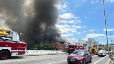 Sao Paulo (SP), Brezilya 10 / 11 / 2025 - Pazartesi sabahı Sao Paulo 'nun kuzeyindeki Jacana Mahallesi' ndeki Fernao Dias otoyolu üzerindeki bir depoda yangın çıktı. (oslaim brito / the newws2)