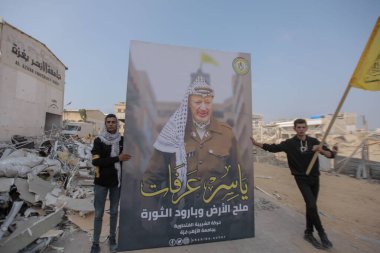 Filistinliler, Filistinli lider Yaser Arafat 'ın Gazze' deki El Azahr Üniversitesi 'nde ölümünün 21. yıldönümü münasebetiyle düzenlenen törene katıldılar. Gazze, Filistin, 11 Kasım 2025. (hashem zimmo / the newws2)