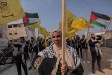 Filistinliler, Filistinli lider Yaser Arafat 'ın Gazze' deki El Azahr Üniversitesi 'nde ölümünün 21. yıldönümü münasebetiyle düzenlenen törene katıldılar. Gazze, Filistin, 11 Kasım 2025. (hashem zimmo / the newws2)