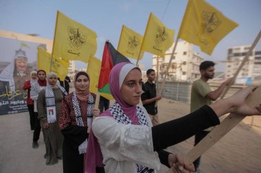 Filistinliler, Filistinli lider Yaser Arafat 'ın Gazze' deki El Azahr Üniversitesi 'nde ölümünün 21. yıldönümü münasebetiyle düzenlenen törene katıldılar. Gazze, Filistin, 11 Kasım 2025. (hashem zimmo / the newws2)