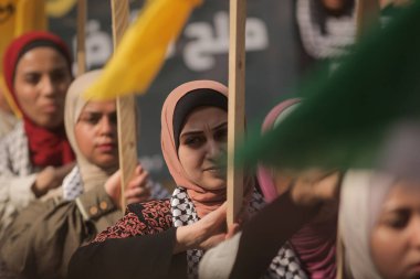 Filistinliler, Filistinli lider Yaser Arafat 'ın Gazze' deki El Azahr Üniversitesi 'nde ölümünün 21. yıldönümü münasebetiyle düzenlenen törene katıldılar. Gazze, Filistin, 11 Kasım 2025. (hashem zimmo / the newws2)