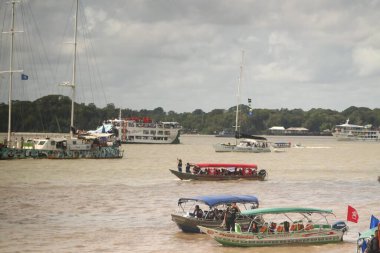 Belem (PA), Brezilya 11 / 12 / 2025 - Halkların Zirvesi için düzenlenen tekne geçidi yaklaşık 200 botu bir araya getiriyor. UFPA 'dan ayrılıp Guajara Körfezi' ne yelken açtılar ve zirvenin başlangıcını kutladılar (igor mota / thews2)