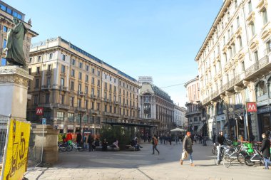 Milan (İtalya), 12 / 11 / 2025 - Piazza Cordusio, Milano 'da bir meydan. Lombard Dükü 'nün bir zamanlar bulunduğu yer, Curia Ducis' in ve daha sonra 