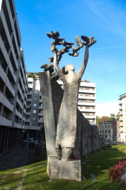 Sesto San Giovanni (İtalya), 12 / 11 / 2025 - Piazza della Resistenza - Meydanda Direniş Anıtı duruyor: İtalyan mimar Piero Bottoni (edson de souza / thenews2)