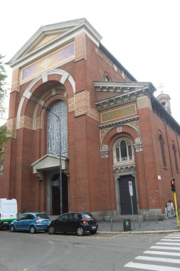 Milan (İtalya), 11 / 13 / 2025 - Kilise transeptsiz bir bazilika düzenine sahiptir ve batıya yöneliktir. Merkezi kapı üzerinde son ahşap ve cam pusula ötesinde (edson de souza / theenews2)