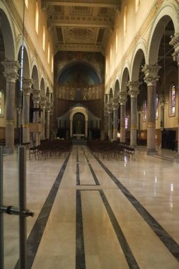 Milan (İtalya), 11 / 13 / 2025 - Kilise transeptsiz bir bazilika düzenine sahiptir ve batıya yöneliktir. Merkezi kapı üzerinde son ahşap ve cam pusula ötesinde (edson de souza / theenews2)