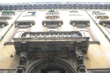 Milan (İtalya), 11 / 13 / 2025 - Milano 'daki Corso di Porta Romana' da 17. yüzyıl Palazzo Acerbi 'sinde uğursuz bir ün saldı. (Edson de souza / the newws2)