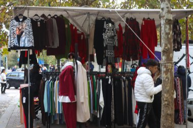 Milan (İtalya), 11 / 13 / 2025 - Hoş havayla birlikte, 13 Kasım 2025 Perşembe günü öğleden sonra Milano 'da büyük bir insan hareketi oldu. (Edson De Souza / Yeniler 2) 