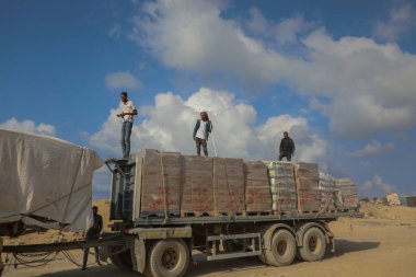 13 Kasım 2025 'te Filistin, Gazze' de ateşkes ilan edildiğinden beri ilk kez Kuzey Gazze 'de Zikim Geçidi' ne ticari kamyonlar girdi.)