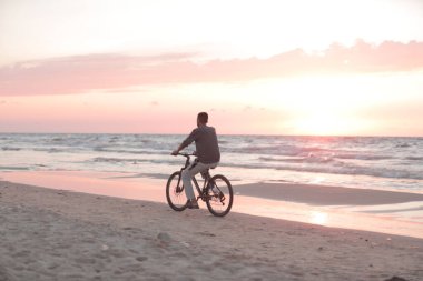 13 Kasım 2025 'te Filistin, Gazze' de ateşkes ilan edildiğinden beri ilk kez Kuzey Gazze 'de Zikim Geçidi' ne ticari kamyonlar girdi.)