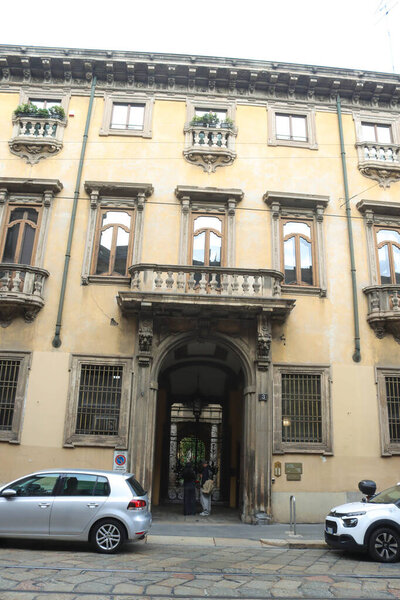 Милан (Италия), 13 / 11 / 2025 - Над палаццо Ачерби XVII века, расположенным в Милане под номером 3 Corso di Porta Romana, висит синестерильная репутация. (edson de souza / themptws2)