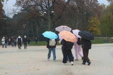 Milan (İtalya), 11 / 15 / 2025 - Cumartesi günü Milano 'da soğuk ve yağmurlu bir sonbahar günüydü. 15 Kasım 2025 günü öğleden sonra Parco Sempione ve çevresindekiler (Edson de souza / thenews2 )