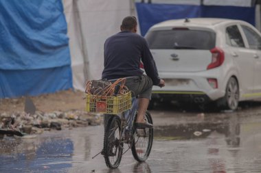 Çocuklar ve Gençler Limanda Şiddetli Yağmurda Yürürken Gazze Aileleri Sel Altındaki Çadırlarda Mücadele Ediyor. Gazze, Filistin 15 Kasım 2025 (Cumartesi) (hashem zimmo / the new ws2)