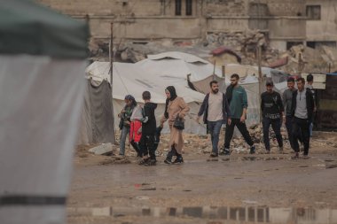 Çocuklar ve Gençler Limanda Şiddetli Yağmurda Yürürken Gazze Aileleri Sel Altındaki Çadırlarda Mücadele Ediyor. Gazze, Filistin 15 Kasım 2025 (Cumartesi) (hashem zimmo / the new ws2)