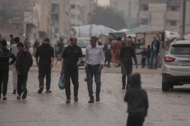 Çocuklar ve Gençler Limanda Şiddetli Yağmurda Yürürken Gazze Aileleri Sel Altındaki Çadırlarda Mücadele Ediyor. Gazze, Filistin 15 Kasım 2025 (Cumartesi) (hashem zimmo / the new ws2)