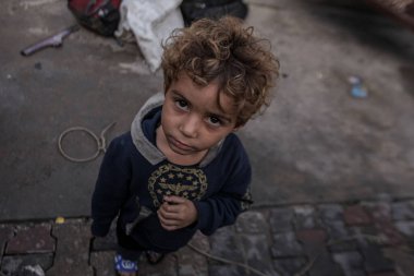 Kış Fırtınası, UNRWA Okullarına yerleştirilen Yerlerinden Edilmiş Ailelerin Derinliklerini Çekiyor. Gazze, Filistin 14 Kasım 2025