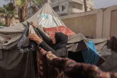 Kış Fırtınası, UNRWA Okullarına yerleştirilen Yerlerinden Edilmiş Ailelerin Derinliklerini Çekiyor. Gazze, Filistin 14 Kasım 2025