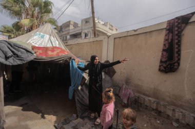 Kış Fırtınası, UNRWA Okullarına yerleştirilen Yerlerinden Edilmiş Ailelerin Derinliklerini Çekiyor. Gazze, Filistin 14 Kasım 2025