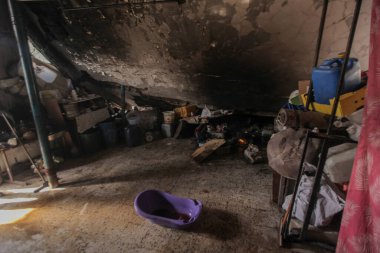 Kış Fırtınası, UNRWA Okullarına yerleştirilen Yerlerinden Edilmiş Ailelerin Derinliklerini Çekiyor. Gazze, Filistin 14 Kasım 2025