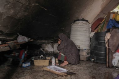 Kış Fırtınası, UNRWA Okullarına yerleştirilen Yerlerinden Edilmiş Ailelerin Derinliklerini Çekiyor. Gazze, Filistin 14 Kasım 2025