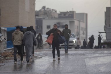 Kış Gazze 'yi vururken Filistinli Aileler Şiddetli Yağmur Altında Yürüyor. Gazze, Filistin 14 Kasım 2025