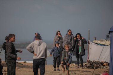 Çocuklar ve Gençler Limanda Şiddetli Yağmurda Yürürken Gazze Aileleri Sel Altındaki Çadırlarda Mücadele Ediyor. Gazze, Filistin 15 Kasım 2025 (Cumartesi) (hashem zimmo / the new ws2)