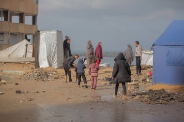 Çocuklar ve Gençler Limanda Şiddetli Yağmurda Yürürken Gazze Aileleri Sel Altındaki Çadırlarda Mücadele Ediyor. Gazze, Filistin 15 Kasım 2025 (Cumartesi) (hashem zimmo / the new ws2)