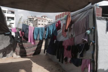 Tel al-Hawa 'daki Çocuklar Şiddetli Yağmurdan Sonra Sokakları Neşe Anlarına Döndürdü. Gazze, Filistin 15 Kasım 2025 (hashem zimmo / the new ws2)